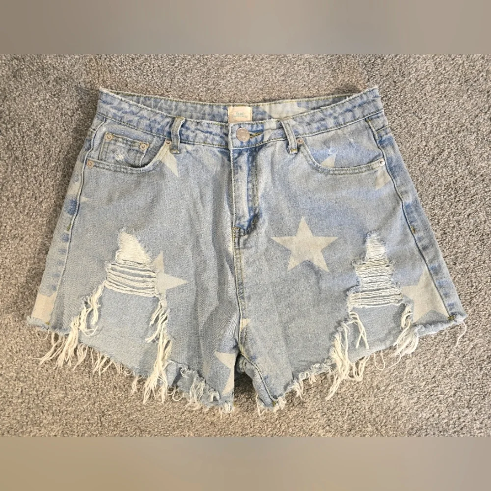 Blue Buttercup Star Print Distressed Light Denim Women's Size Large Shorts - Picture 1 of 8